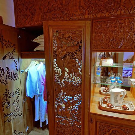 The Hotel By The Red Canal Mandalay Room photo